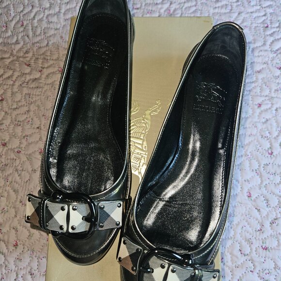 Burberry Metallic Flats with Buckle Detail. - Picture 6 of 9